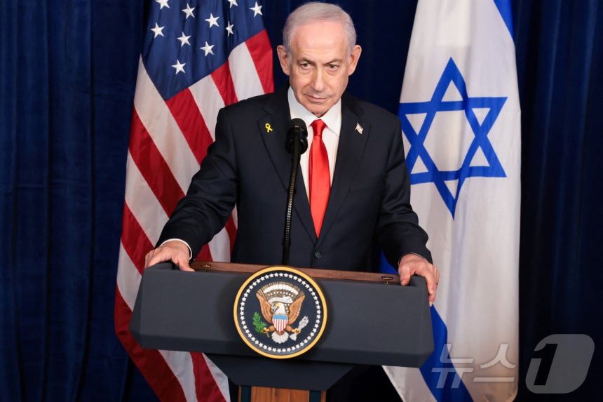 29일(현지시간) 베냐민 네타냐후 이스라엘 총리가 미국 플로리다주 팜비치에 있는 마러라고 리조트에서 도널드 트럼프 미국 대통령과 회담 후 기자회견에 참석하고 있다.2025.12.29.ⓒ 로이터=뉴스1 ⓒ News