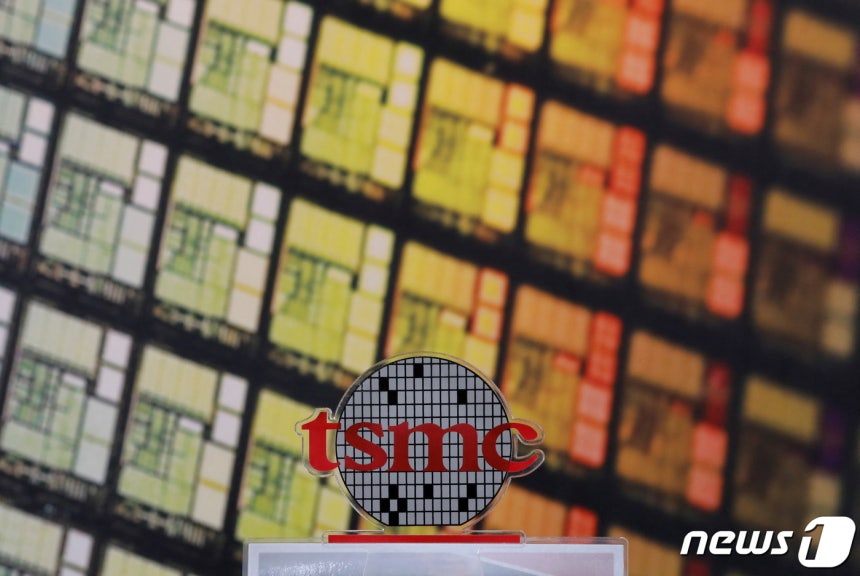 세계 최대 반도체칩 파운드리 업체인 대만의 TSMC(Taiwan Semiconductor Manufacturing Co.) 로고.ⓒ 로이터=뉴스1 ⓒ News1 최서윤 기자