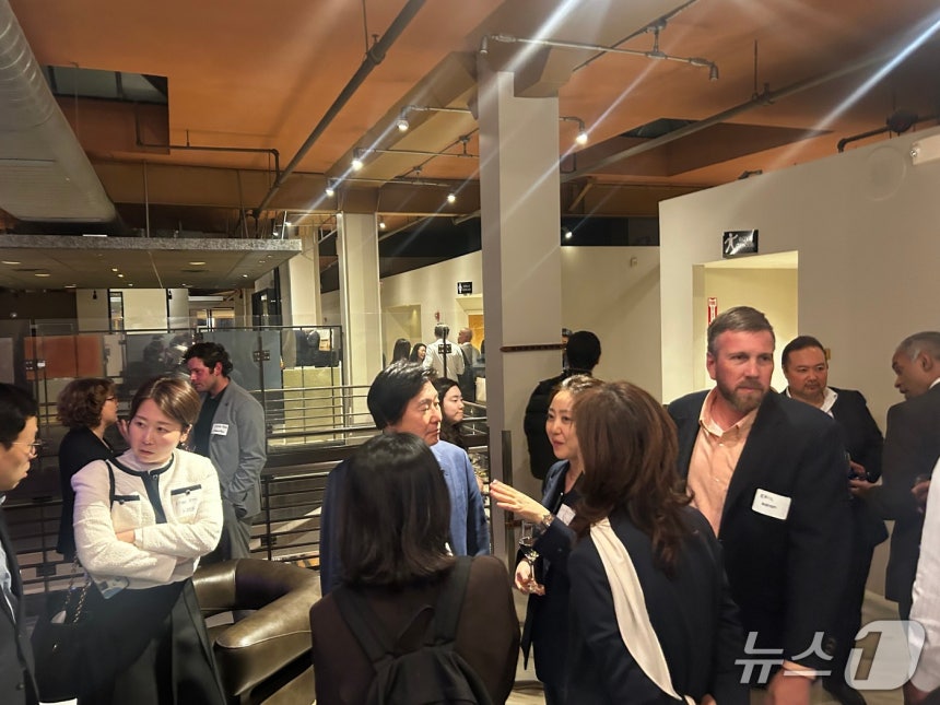 14일(현지시간) 미국 샌프란시스코 The Howard에서 '코리아 나이트 @JPM 2026' 모습,가운데 이상훈 에이비엘바이오 대표와 김지희 솔루엠헬스케어 대표가 대화를 나누고 있다.2026.1.14/뉴스1 ⓒ