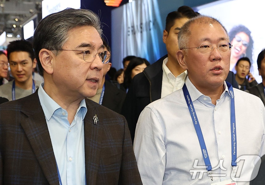 정의선 현대차그룹 회장(오른쪽)이 6일(현지시간) 미국 네바다주 라스베이거스 컨벤션센터(LVCC)에서 장재훈 부회장과 이동하며 대화하고 있다.(공동취재) 2026.1.7/뉴스1 ⓒ News1 황기선 기자
