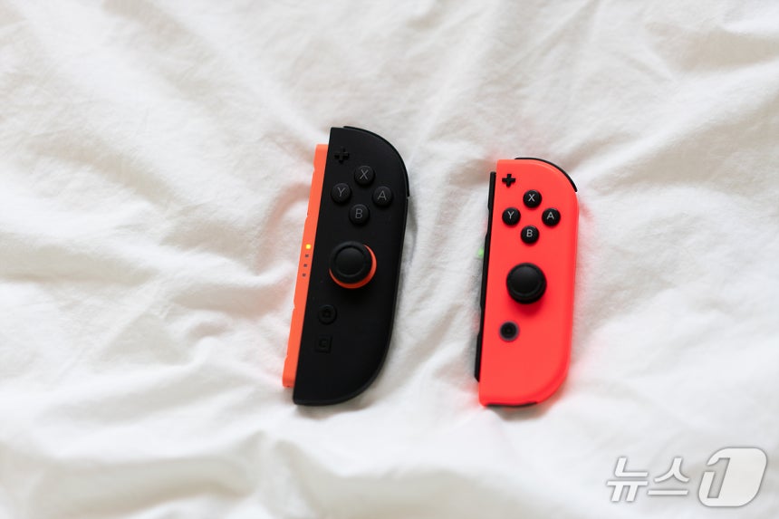 '조이콘'으로 불리는 분리형 컨트롤러.'붙였다 뗐다' 하는 재미가 있다.2026.1.17/뉴스1 ⓒ News1 이기범 기자