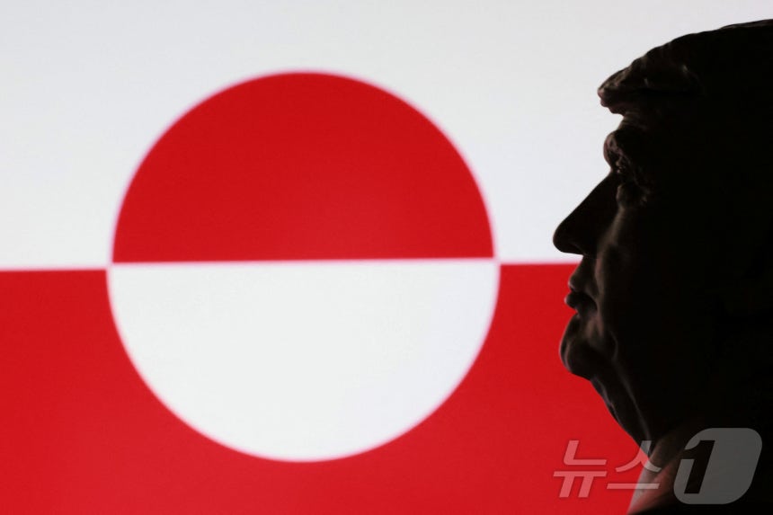 3D 프린터로 제작된 도널드 트럼프 미국 대통령 모형 뒤로 그린란드 국기가 나오는 일러스트.2025.07.23 ⓒ 로이터=뉴스1 ⓒ News1 김지완 기자