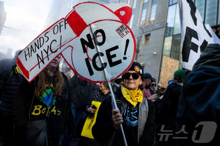 12일(현지시간) 미국 뉴욕시에서 이민세관단속국(ICE)에 반대하는 시위 참여자들이 행진하고 있다.2026.01.12.ⓒ 로이터=뉴스1 ⓒ News1 윤다정 기자