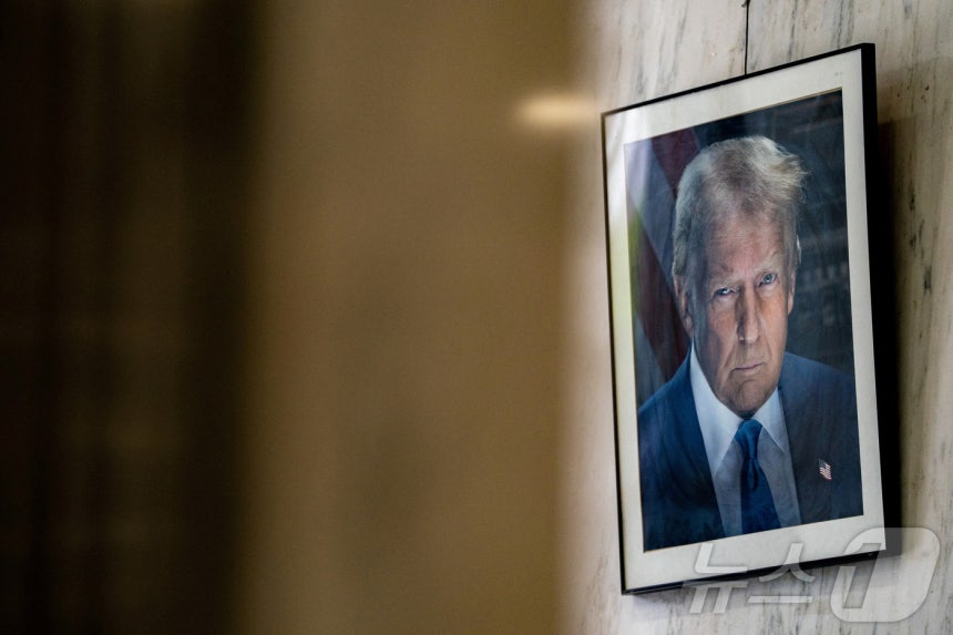 7월 10일(현지시간) 뉴욕시 맨해튼에 위치한 미 이민법원 로비에 도널드 트럼프 미국 대통령의 초상화가 걸려 있다.2025.07.10.ⓒ 로이터=뉴스1 ⓒ News1 윤다정 기자