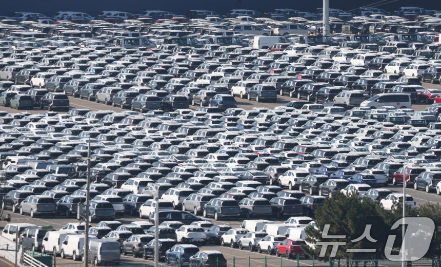 4일 경기 평택시 포승읍 평택항에 수출용 차량이 세워져 있다.한국산 자동차 관세를 15%로 인하하는 내용이 3일(현지시간) 미국 정부 관보에 게재됐다.이 관보는 현지시간으로 4일 공식 게재돼 발효되며 인하 조치는