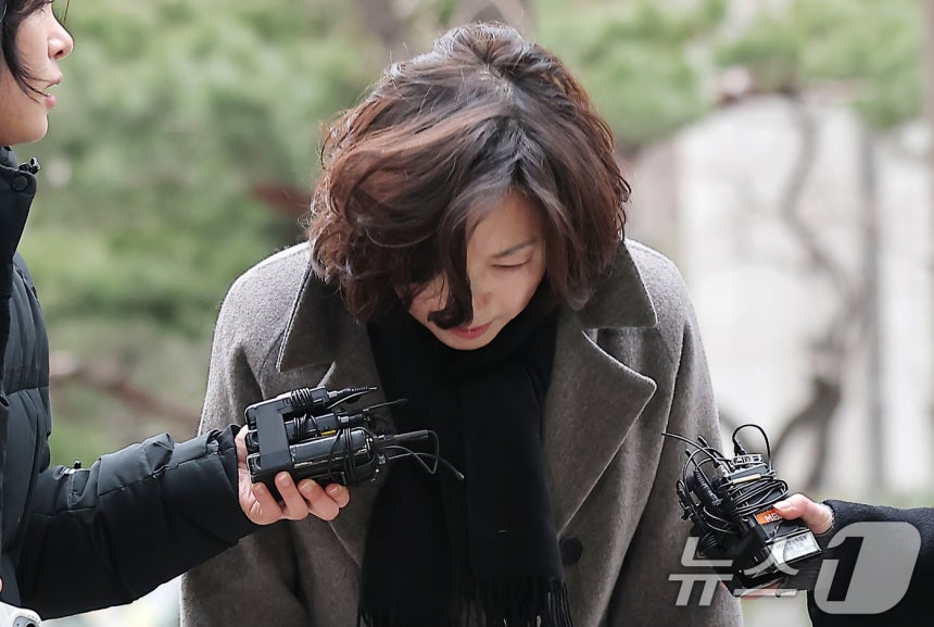 '공천 헌금' 의혹을 받는 김경 서울시의원이 18일 오전 서울 마포구 서울경찰청 광역수사단 공공범죄수사대에서 피의자 신분으로 경찰 조사를 받기 위해 출석하며 고개 숙여 인사하고 있다.2026.1.18/뉴스1 ⓒ N