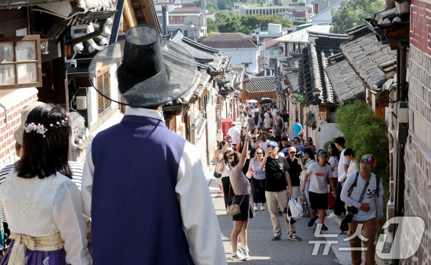 서울 종로구 북촌을 찾은 외국인 관광객들이 한옥마을을 관람하고 있다.(자료사진) /뉴스1 ⓒ News1 장수영 기자