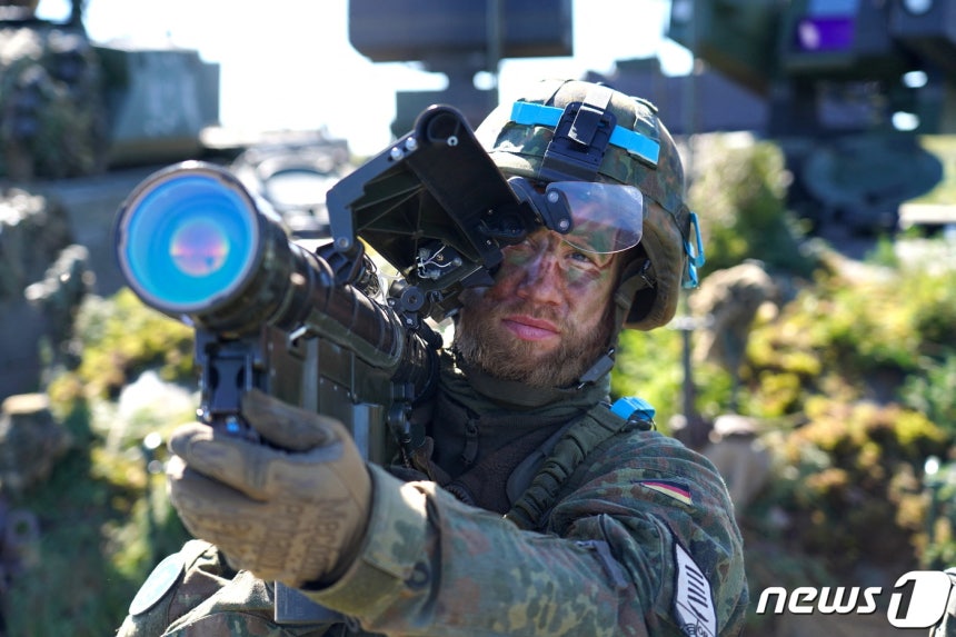 지난 10일(현지시간) 리투아니아 루클라에서 열린 나토 군사 훈련 미디어 데이 행사에서 독일군 병사가 휴대용 방공 시스템 스팅어 미사일을 들고 있다.2022.05.10/뉴스1 ⓒ 로이터=뉴스1 ⓒ News1 김민수