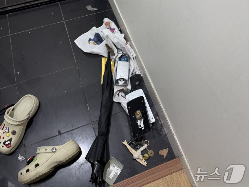 A 씨 집 현관문 앞 바닥에 도어락 건전지 등이 흩어진 채 놓여있다.(사진.제보자 제공)