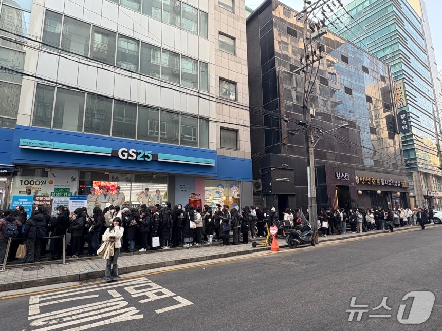지난 16일 '플레이브 세미 팝업스토어'가 열린 서울의 한 GS25 매장 앞에 고객들이 줄을 서 대기하고 있다(독자 제공).