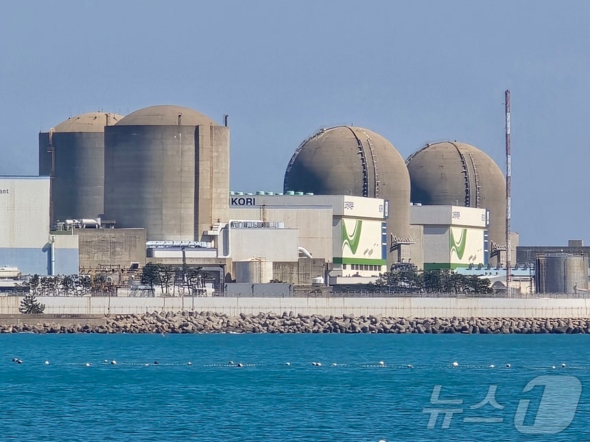 부산 기장 임랑해수욕장에서 바라본 한국수력원자력 고리원자력본부 2024.4.5/뉴스1 ⓒ News1 황덕현 기후환경전문기자