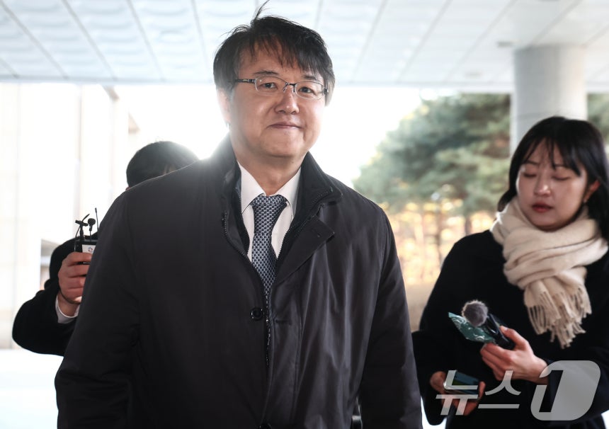 통일교와 신천지의 정교유착 의혹을 수사하는 합동수사본부를 이끌게 된 김태훈 본부장이 8일 오전 서울 서초구 서울고등검찰청으로 출근하고 있다.2026.1.8/뉴스1 ⓒ News1 김민지 기자