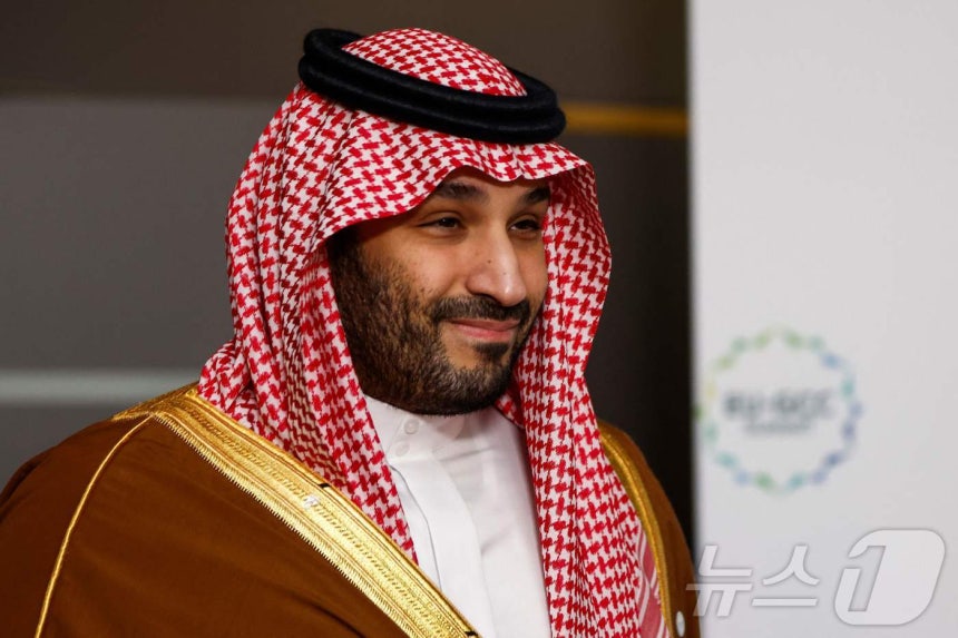 무함마드 빈 살만 사우디아라비아 왕세자가 16일 (현지시간) 벨기에 브뤼셀에서 열린 EU와 걸프협력회의(GCC）첫 정상회의에 도착을 하고 있다.2024.10.17 ⓒ AFP=뉴스1