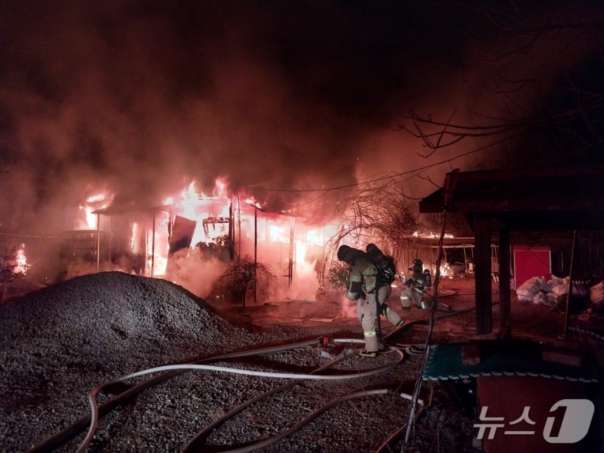 21일 오전 0시 48분쯤 김해시 대동면 주동리의 한 농막에서 불이 나 소방관들이 진화에 나서고 있다.(경남소방본부 제공.재판매 및 DB금지)