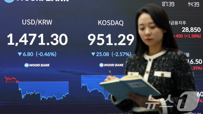 21일 오후 서울 중구 우리은행 본점 딜링룸 전광판에 달러·원 환율과 코스닥 지수가 표시되어 있다.2026.1.21/뉴스1 ⓒ News1 최지환 기자