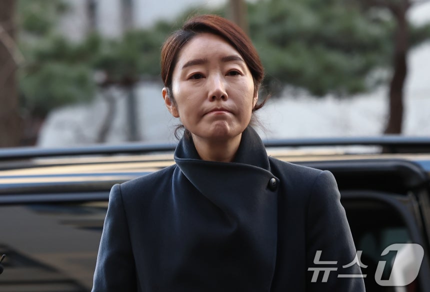 공천헌금 1억원을 수수한 혐의를 받는 강선우 무소속 의원이 20일 서울 마포구 서울경찰청 광역수사단 공공범죄수사대에 조사를 받기 위해 출석하고 있다.2026.1.20/뉴스1 ⓒ News1 김도우 기자