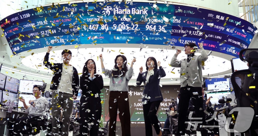 22일 오전 서울 중구 하나은행 본점 딜링룸 현황판에 코스피 지수가 장중 5000p를 넘으며 개장하자 직원들이 환호하고 있다.ⓒ News1 박지혜 기자