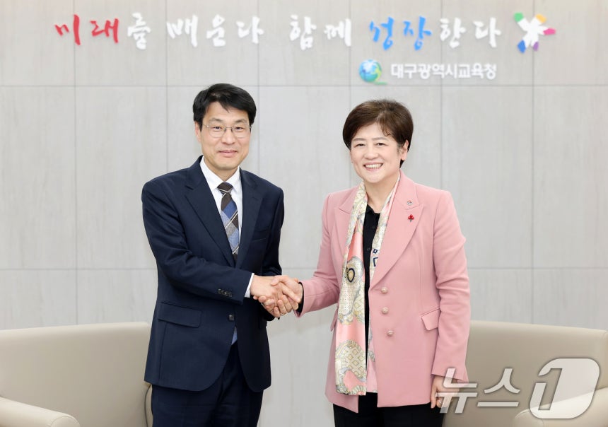 강은희 대구교육감이 지난 21일 오후 대구교육청을 찾은 김정기 대구시장 권한대행과 만나 대구경북 행정통합 논의에 앞서 악수하고 있다.(대구교육청 제공.재판매 및 DB 금지) 2026.1.21/뉴스1 ⓒ News1