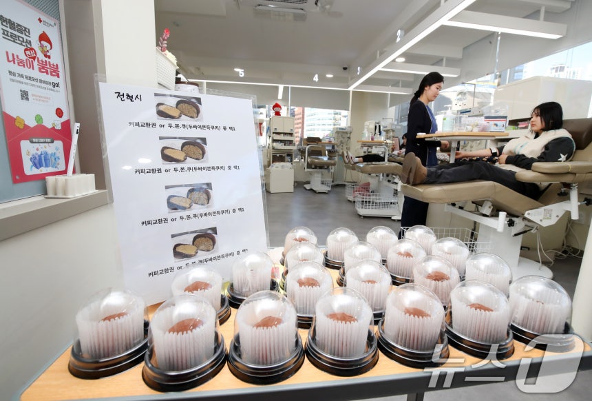 22일 오전 대구 중구 헌혈의집 동성로센터를 찾은 시민들이 헌혈에 동참하고 있다.대한적십자사 대구경북혈액원은 겨울철 혈액 보유량을 안정적으로 유지하기 위해 이날 하루 전혈 헌혈자를 대상으로 '두쫀쿠' 증정 이벤트를