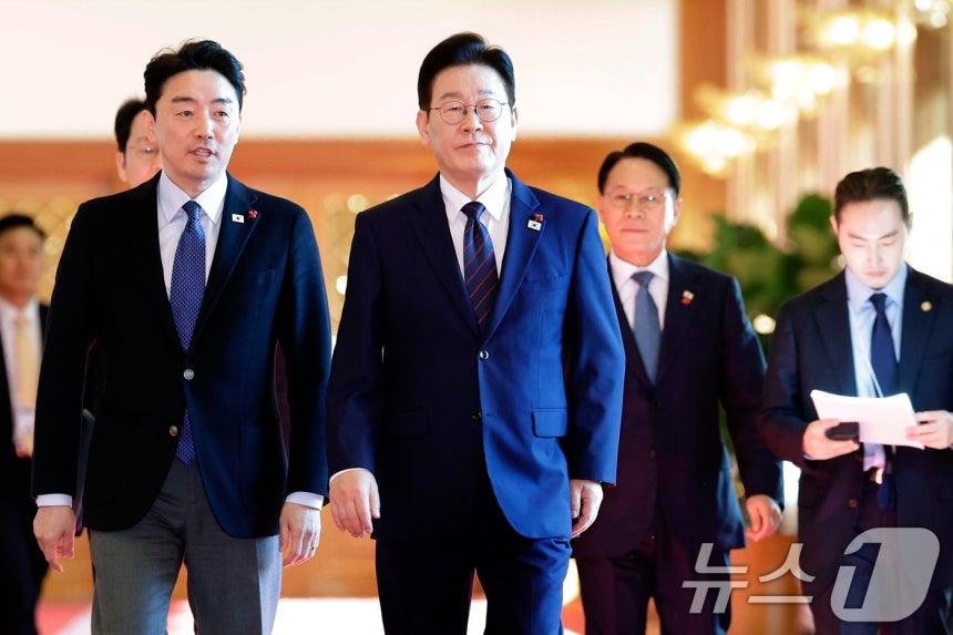 이재명 대통령이 22일 청와대에서 열린 수석보좌관회의에 강훈식 비서실장과 함께 입장하고 있다.(청와대통신사진기자단) 2026.1.22/뉴스1 ⓒ News1 허경 기자