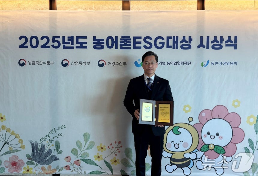 이장훈 창업진흥원 경영본부장이 인정패를 들고 기념 촬영을 하고 있다.(창업진흥원 제공)