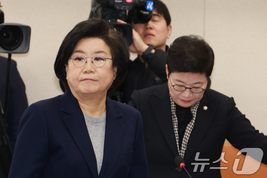 이혜훈 기획예산처 장관 후보자가 23일 서울 여의도 국회에서 열린 인사청문회에 출석해 임이자 재정경제기획위원장에게 선서문을 전달한 후 자리로 이동하고 있다.2026.1.23/뉴스1 ⓒ News1 국회사진기자단