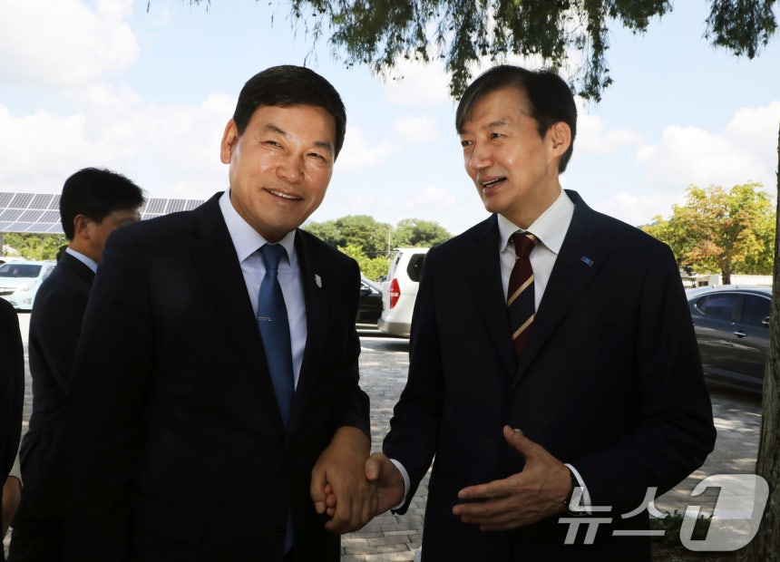 지난해 8월 27일 조국 당시 조국혁신당 혁신정책연구원장이 전남 담양군청에서 '조국혁신당 1호 단체장'인 정철원 담양군수를 만나 인사하고 있다.2025.8.27/뉴스1 ⓒ News1 이수민 기자