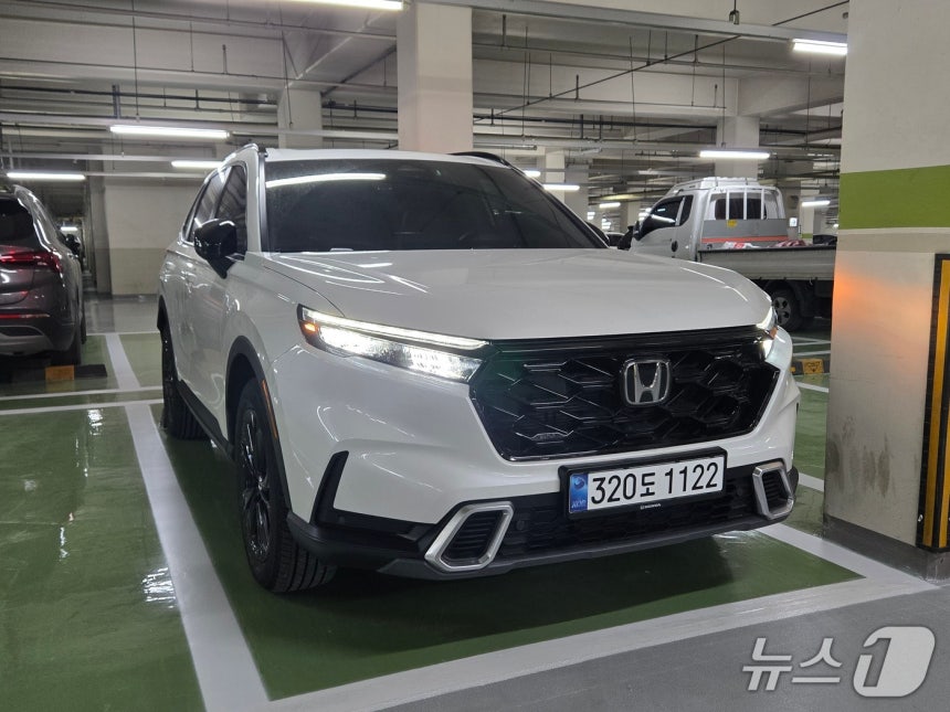 혼다의 준중형 SUV 'CR-V'의 6세대 부분변경 모델인 '뉴 CR-V 하이브리드'의 전·측면부 모습.2026.01.19/뉴스1 김성식 기자