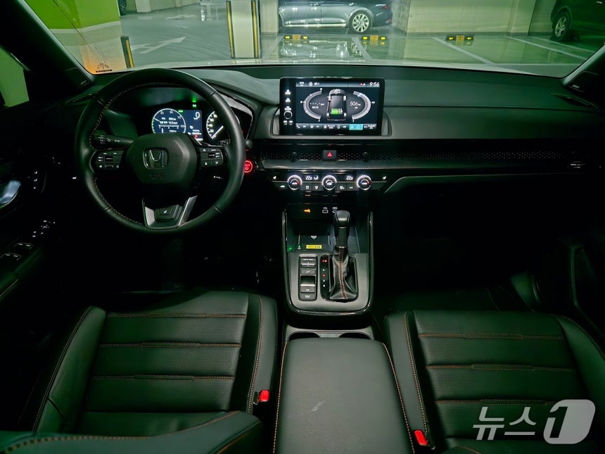 혼다의 준중형 SUV 'CR-V'의 6세대 부분변경 모델인 '뉴 CR-V 하이브리드'의 1열 실내 모습.2026.01.19/뉴스1 김성식 기자