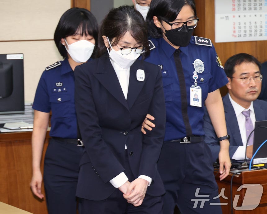 김건희 여사가 특정범죄가중처벌법상 알선수재 및 자본시장법·정치자금법 위반 등 사건 재판에 출석하고 있다.2025.9.24/뉴스1 ⓒ News1 사진공동취재단