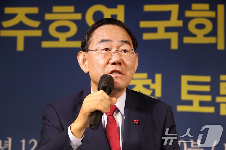 주호영 국회부의장(국민의힘 대구 수성구갑)이 8일 오전 대구 남구 이천동 대구아트파크에서 열린 아시아포럼21 정책토론회에 참석해 취재진 질문에 답하고 있다.2025.12.8/뉴스1 ⓒ News1 공정식 기자