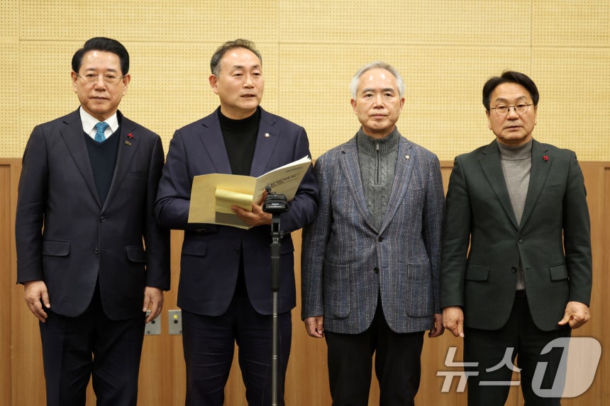 25일 광주 서구 김대중컨벤션센터에서 열린 광주전남 행정통합 특별법 제정을 위한 간담회에서 김원이 민주당 전남도당 위원장(왼쪽 두 번째)이 가칭 명칭에 대해 발표하고 있다.왼쪽부터 김영록 전남지사,김원이 민주당 