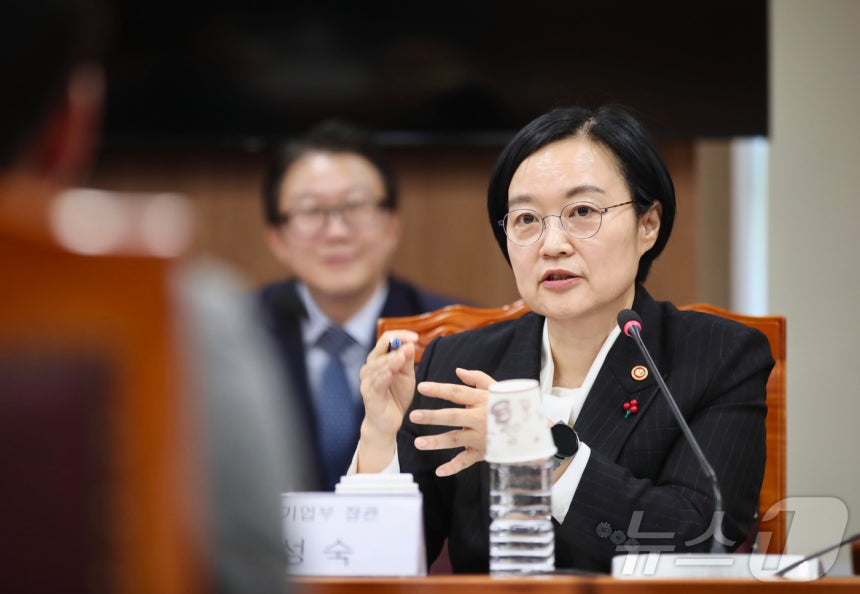 한성숙 중소벤처기업부 장관이 18일 서울 종로구 서울지방국세청에서 열린 'AI 중소·스타트업 성장 지원을 위한 MOU 체결식'에서 인사말을 하고 있다. (중소벤처기업부 제공. 재판매 및 DB 금지) 2025.12.1