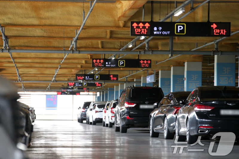 "비행기 표보다 구하기 어렵다"…설 연휴 공항 주차장 '대란'