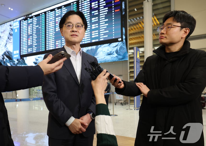 상호관세 인상 방침과 관련한 한미간 통상 현안을 논의하고 돌아온 김정관 산업통상부 장관이 31일 오후 인천국제공항을 통해 귀국해 취재진의 질문에 답하고 있다. 2026.1.31/뉴스1 ⓒ News1 오대일 기자