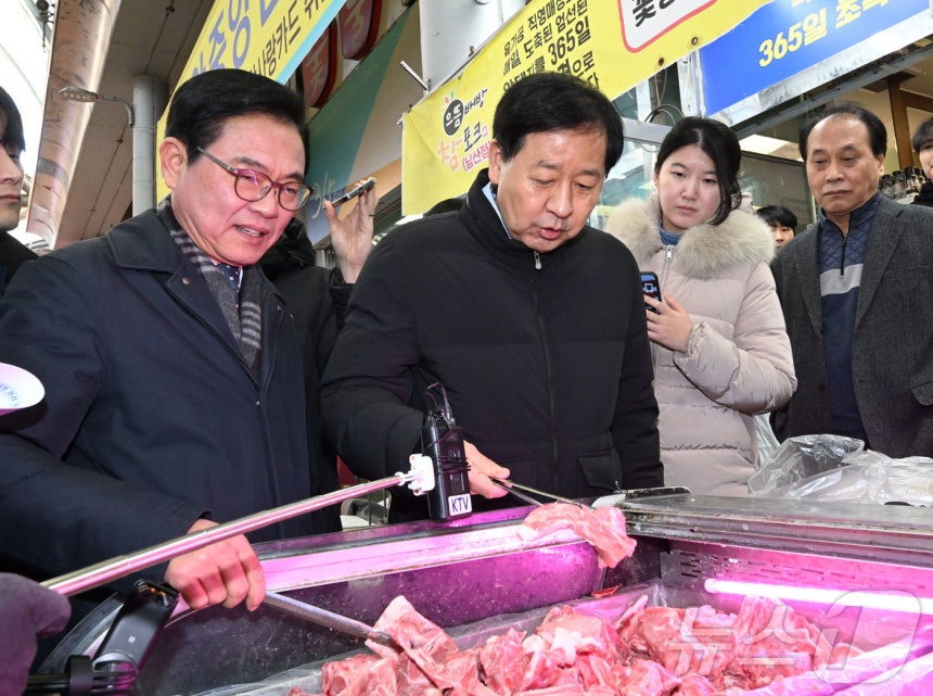 구윤철 경제부총리 겸 재정경제부 장관이 2일 충남 천안 중앙시장을 방문해 설 명절 성수품 수급동향 및 설 민생안정대책의 이행상황을 점검하고 있다. (기재부 제공. 재판매 및 DB 금지) 2026.2.2/뉴스1