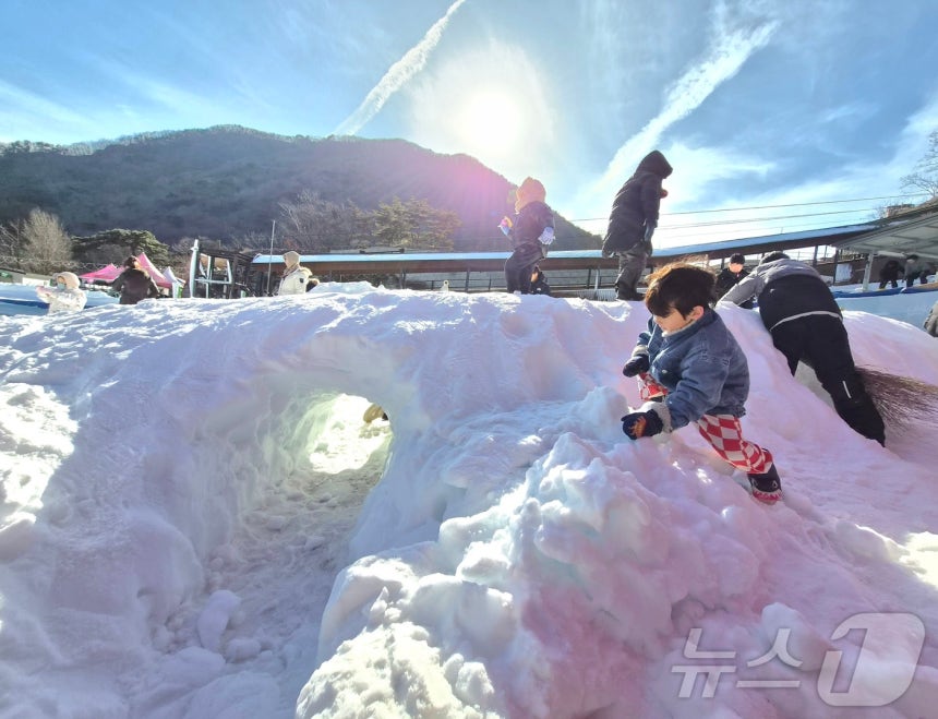 25일 전북 완주군 청정테마힐링센터 눈썰매장을 찾은 어린이들이 눈을 만지며 즐거운 시간을 보내고 있다. ⓒ 뉴스1 유경석 기자