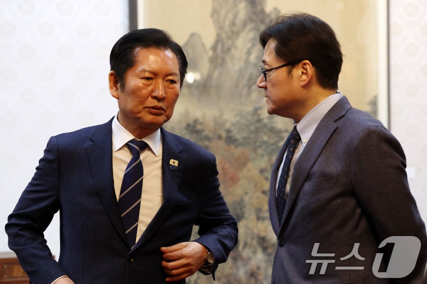 정청래 더불어민주당 대표가 8일 오후 서울 종로구 국무총리공관에서 열린 고위당정협의회에서 홍익표 청와대 정무수석과 대화하고 있다. (공동취재) 2026.2.8 ⓒ 뉴스1 최지환 기자