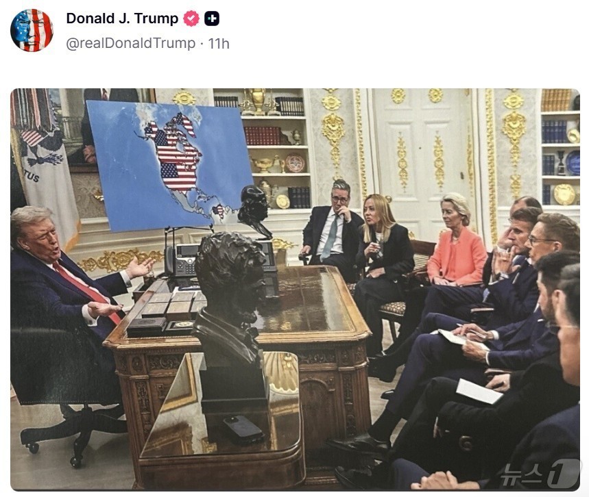 도널드 트럼프 미국 대통령이 8일(현지시간) 소셜미디어 '트루스소셜'에 게재한 합성이미지. 지난해 8월 백악관 오벌오피스에서 유럽 지도자들과 대화하는 장면과 북미 대륙을 성조기로 