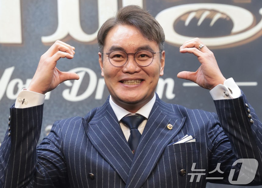 심사위원 이석원이 30일 서울 마포구 스태포드호텔에서 열린 MBN K-베이커리 서바이벌 ‘천하제빵 : 베이크 유어 드림’ 제작발표회에 참석해 포즈를 취하고 있다. '천하제빵'은 단순한 음식을 넘어 하나의 트렌드가 된