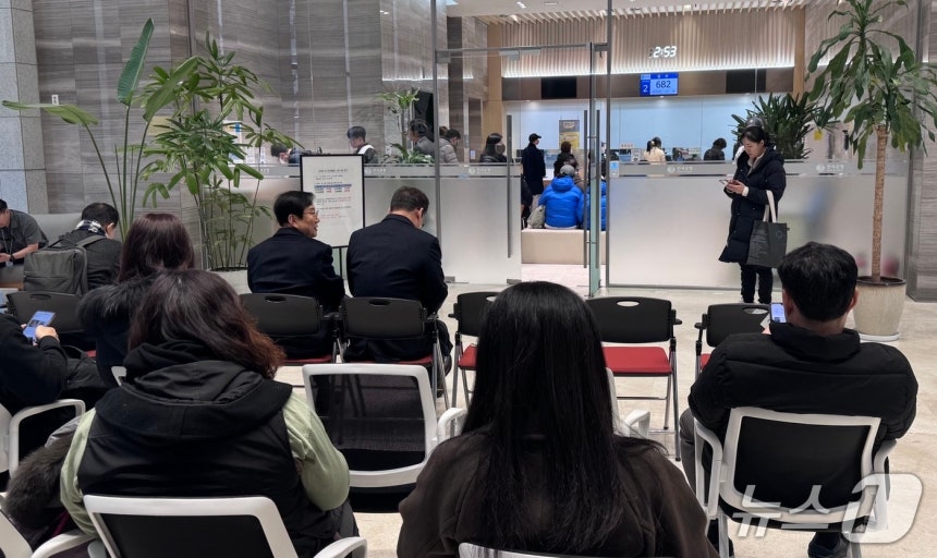 서울 중구에 위치한 한국은행 별관 1층에서 설날을 맞아 고객들이 신권 발급을 기다리고 있다.2026.2.13 ⓒ 뉴스1 이강 기자