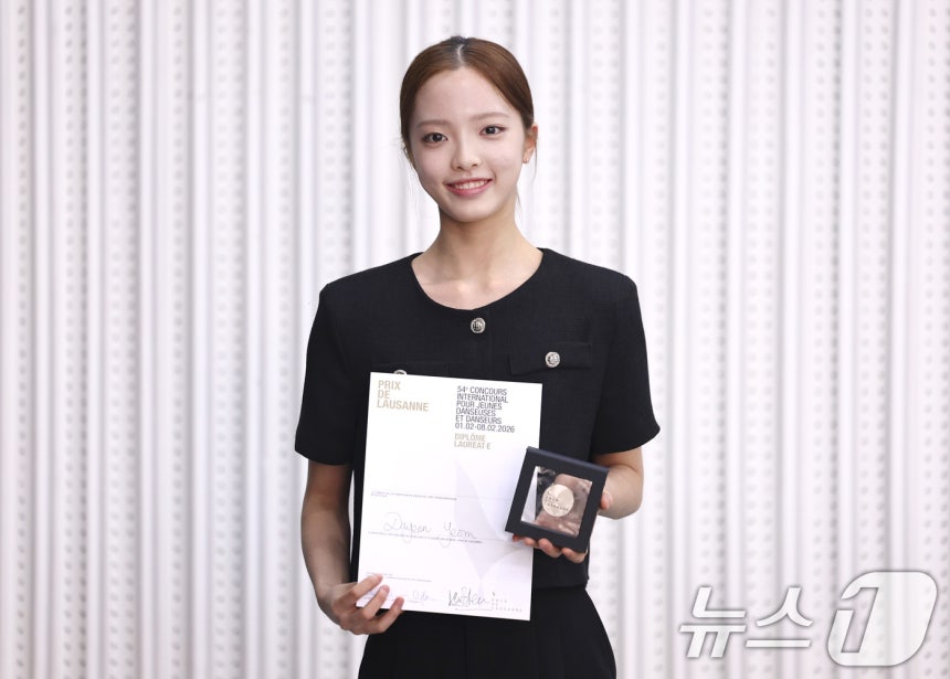 세계적인 권위의 로잔 발레 콩쿠르 2위에 오른 염다연이 19일 서울 서초구 코리아유스발레스타즈에서 열린 기자간담회에서 메달을 들고 포즈를 취하고 있다. ⓒ 뉴스1 구윤성 기자