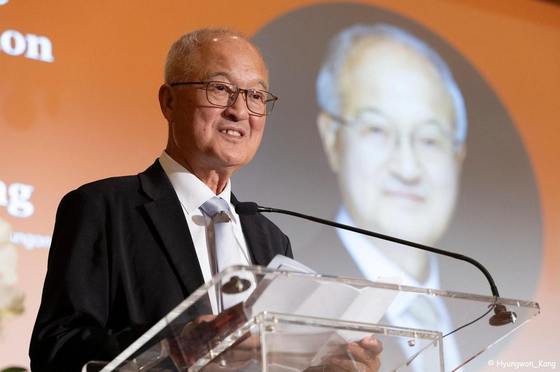 성기학 영원무역 회장이 지난해 10월 6일(현지시간) 미국 시카고 드레이크 호텔에서 열린 '2025 WCD 비저너리 어워즈'를 수상하고 있다.(영원무역 제공)