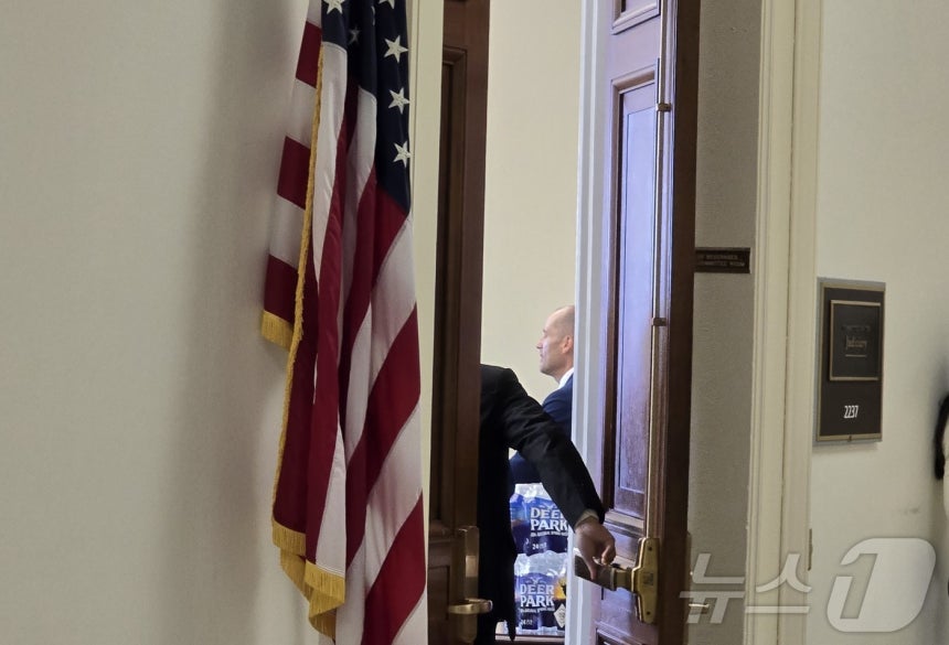 Harold Rogers, interim representative of Coupang Korea, taking a break during testimony at a U.S. House of Representatives hearing on discrimination against Coupang in the Rayburn Building, Washington, D.C., on February 23, 2026. ⓒ News1 Correspondent Ryu Jeong-min