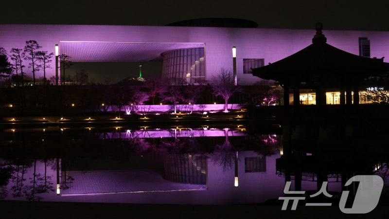 국중박 방문, 대통령과 반가운 포즈 취하다