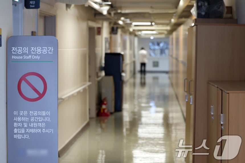 서울 시내 한 대학병원에서 의료진이 이동하고 있다. ⓒ 뉴스1 황기선 기자