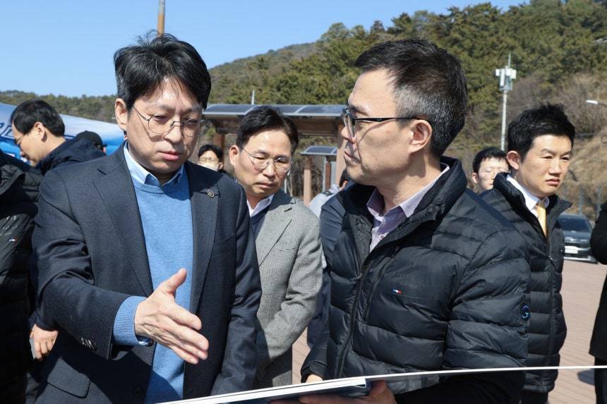 홍지선 국토교통부 2차관(왼쪽)이 지난 20일 가덕도신공항건설공단과 가덕도신공항 건설 예정지를 방문해 사업 추진현황과 현장 여건을 점검했다.(국토교통부 제공).뉴스1 ⓒ News1