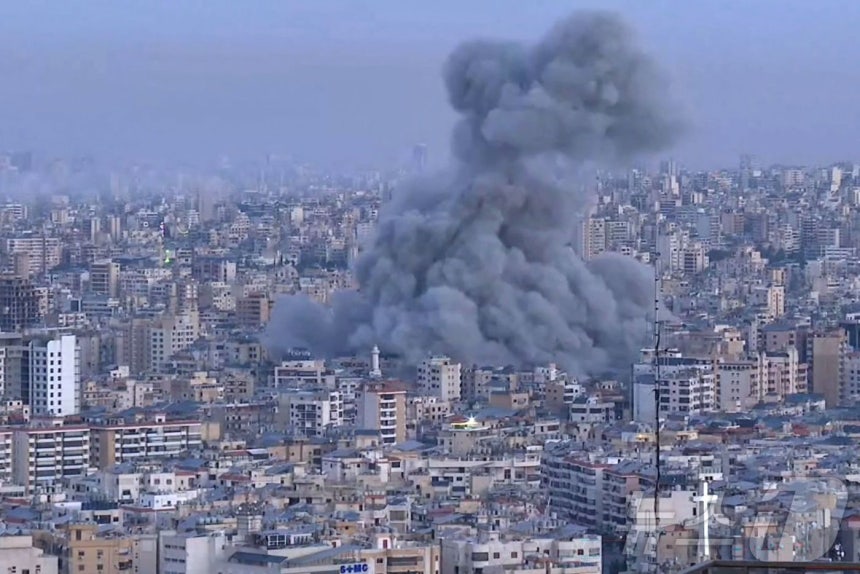 3일(현지시간) 이스라엘의 공습이 레바논 베이루트 교외를 강타한 뒤 연기가 하늘로 치솟고 있다. 이스라엘군은 이날 헤즈볼라 대응 작전을 앞두고 레바논 여러 지역에 대피 명령을 내리