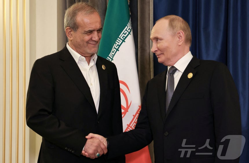 블라디미르 푸틴 러시아 대통령(오른쪽)이 지난해 상하이협력기구(SCO) 정상회의 참석을 계기로 마수드 페제시키안 이란 대통령과 만나 악수를 나누고 있다. 2025.9.1 ⓒ 로이터=뉴스1