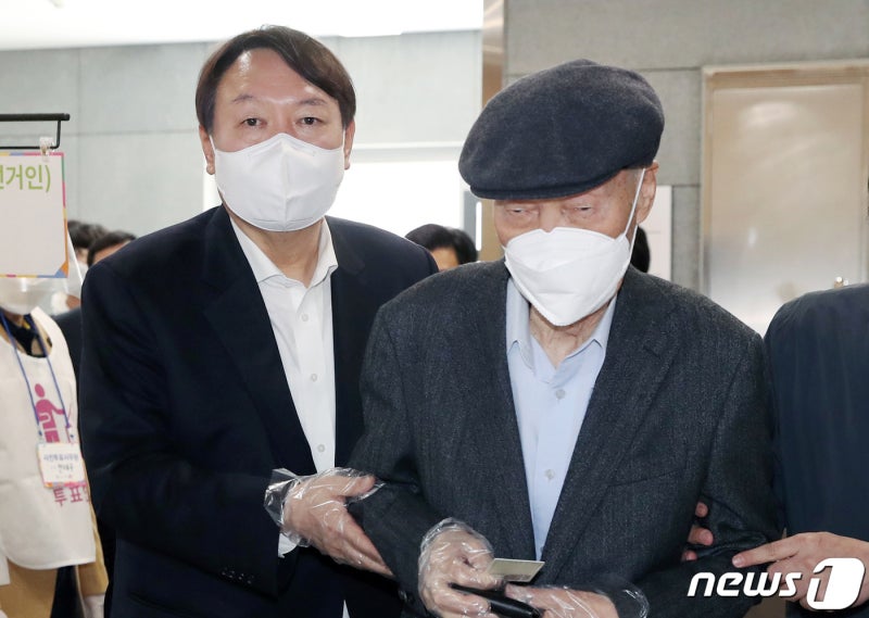 尹 부친 묘지 주변 철침 박은 70대 무혐의